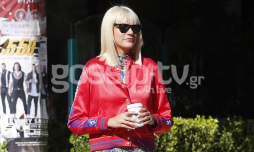 Σάσα Σταμάτη: Μοναχική βόλτα στη Γλυφάδα