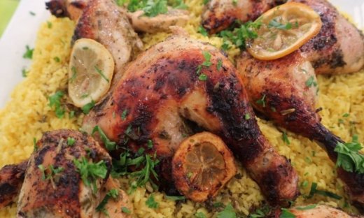 Κοτόπουλο λεμονάτο στο φούρνο με αρωματικό πιλάφι
