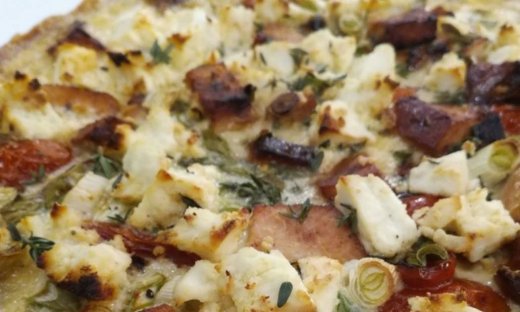 Τάρτα με καπνιστή γαλοπούλα, ντοματίνια και ανθότυρο