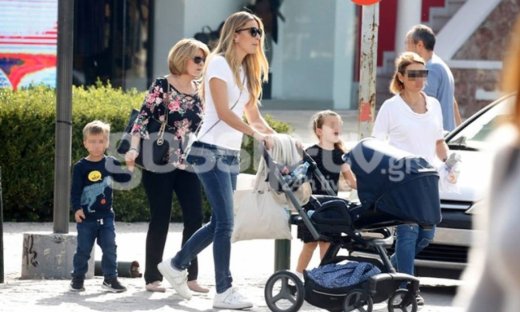 Μαριέττα Χρουσαλά: Η βόλτα στη Γλυφάδα και τα παιχνίδια με τον γιο της!