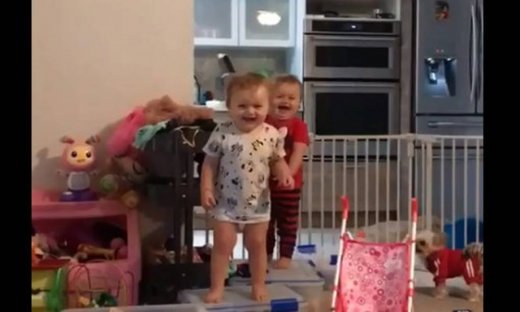 Αξιολάτρευτα δίδυμα! Δε φαντάζεστε τι κάνουν και τρελαίνουν τη μανούλα!