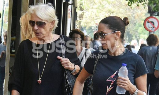 Έλλη Κοκκίνου: Βόλτα με τη μητέρα της στο κέντρο της Αθήνας!