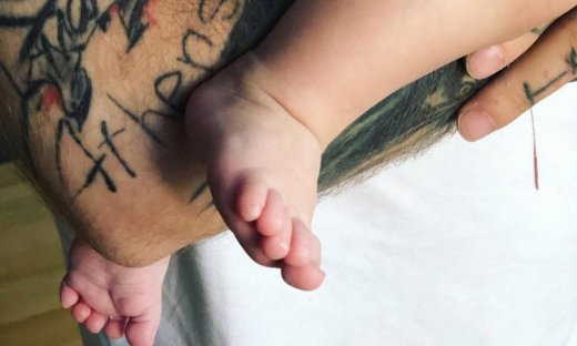 Πέντε μήνες μετά τη γέννα, δημοσίευσε για πρώτη φορά φωτογραφία του γιου της