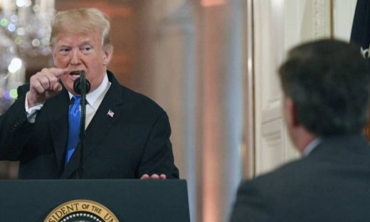 «Άναψαν τα αίματα» στον Λευκό Οίκο: Τέλος η διαπίστευση για δημοσιογράφο που «επιτέθηκε» στον Τραμπ