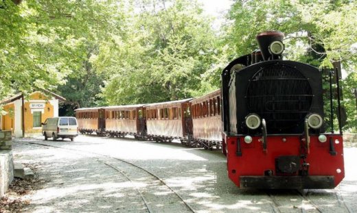 «Μουτζούρης»: Το θρυλικό τρενάκι του Πηλίου μαγεύει χιλιάδες επισκέπτες