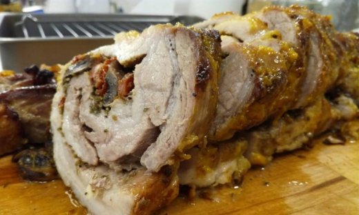 Ρολό χοιρινό γεμιστό με μανιτάρια, λιαστή ντομάτα και γραβιέρα Κρήτης