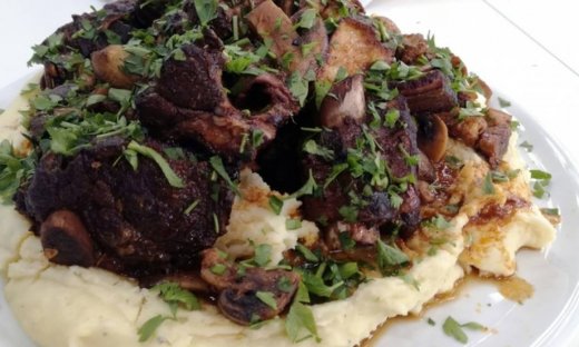 Σιγομαγειρεμένος μοσχαρίσιος σιδηρόδρομος με μανιτάρια και πανσέτα