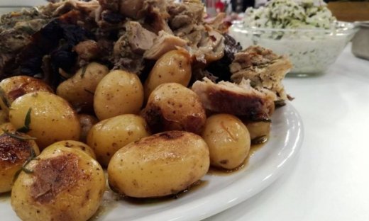 Χοιρινό μπούτι με πατάτες baby