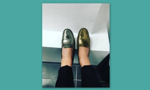 Κι όμως! Ελληνίδα παρουσιάστρια βγήκε με δύο «δεξιά» παπούτσια από τη βιασύνη της