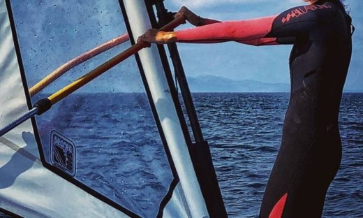 Ελληνίδα τραγουδίστρια πήγε για windsurfing!