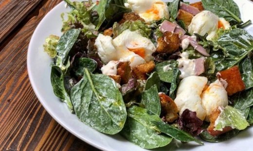 Πράσινη σαλάτα με αυγά ποσέ