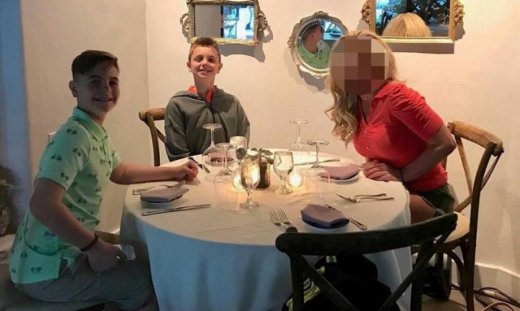 Πασίγνωστη τραγουδίστρια βγήκε για φαγητό με τους γιους της