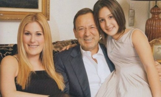 Ανδρέας Φουστάνος: Δείτε τις κόρες του να ποζάρουν αγκαλιά σε έξοδό τους