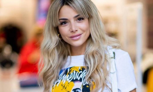 To ροζ φούτερ της Josephine είναι το πιο hot κομμάτι της σεζόν