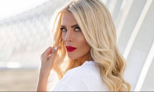 Κατερίνα Καινούργιου:Στόλισε το χριστουγεννιάτικο δέντρο - Η αμακιγιάριστη φωτογραφία στο σαλόνι της