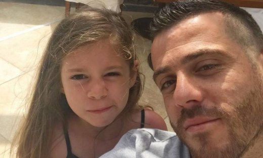 Ο Αντελίνο Βιεϊρίνια ξεδίπλωσε το ταλέντο του στο τραγούδι για χάρη της κορούλας του (vid &pics)