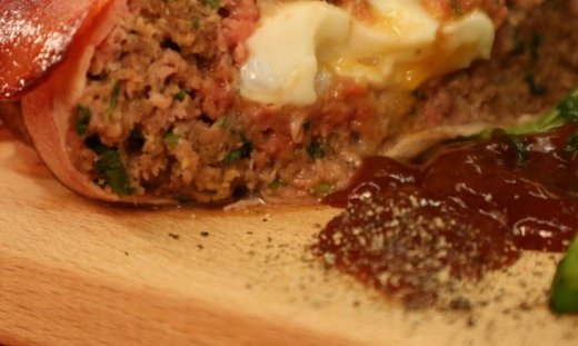 Ρολό κιμά με αυγό, τυλιχτό με μπέικον