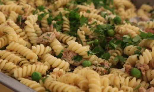 Στριφτάρια με καπνιστό τόνο και αρακά