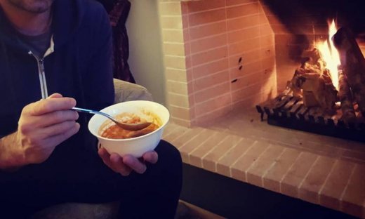 Έλληνας παρουσιαστής τρώει φασολάδα μπροστά στο τζάκι και μας δίνει τη συνταγή! (Photos)