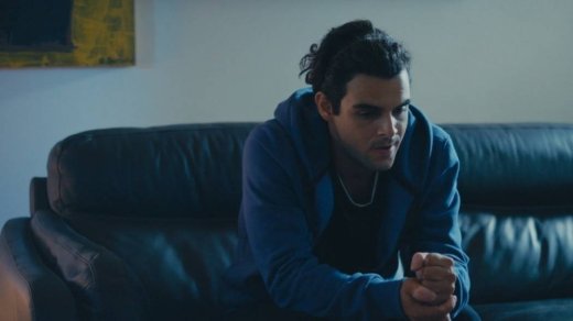 Το Τατουάζ: Ο Φίλιππος βλέπει τυχαία στο δρόμο αγκαλιασμένους τον Ορφέα και την Ελένη