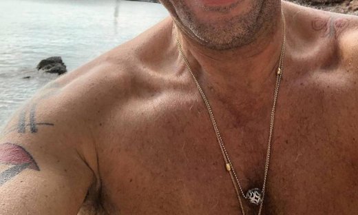 Τολμηρός! Έλληνας τραγουδιστής πήγε για μπάνιο στη θάλασσα τέλη Νοέμβρη! (Photo)