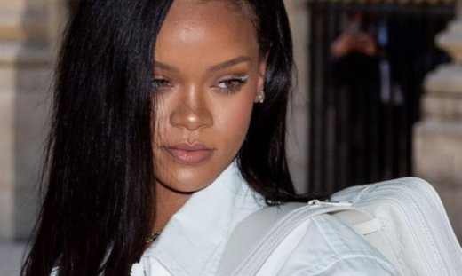 Rihanna: Ποζάρει τόπλες και μας δείχνει τη νέα σειρά εσωρούχων της
