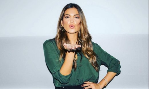 Σταματίνα Τσιμτσιλή: Έτσι στόλισε το σπίτι της - Ποζάρει μπροστά στο χριστουγεννιάτικο δέντρο!