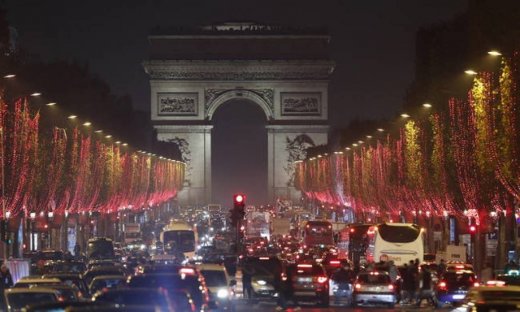 Χριστούγεννα 2018: Το Παρίσι φωταγωγήθηκε με χιλιάδες λαμπιόνια και το θέαμα είναι μαγευτικό! (pics)