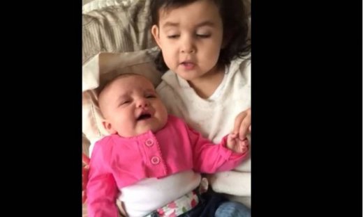 Δείτε τι κάνει για να κάνει την μικρή αδερφούλα της να σταματήσει να κλαίει (Video)