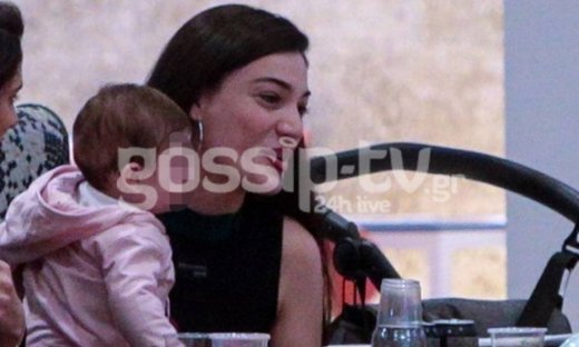 Ήβη Αδάμου: Πρώτη φορά με την κόρη της - Η βόλτα τους στη Θεσσαλονίκη (Photos)