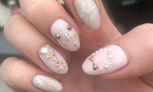 15 Χριστουγεννιάτικα σχέδια για τα νύχια σε nude αποχρώσεις, που θα λατρέψεις!