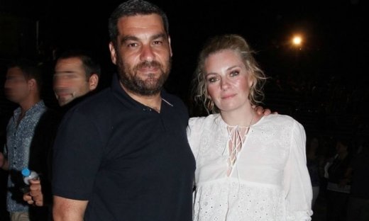 Ελισάβετ Μουτάφη – Μάνος Νιφλής: Απολαμβάνουν το βράδυ τους στο σπίτι – Η selfie στο σαλόνι τους