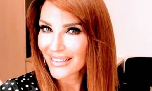 Βίκυ Χατζηβασιλείου: Δείτε ποιους συνάντησε τυχαία στο αεροδρόμιο και έβγαλε selfie μαζί τους