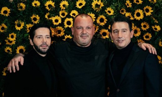 ILiOS: Η πιο κοσμοπολίτικη στοά της Αθήνας γέμισε ηλιοτρόπια