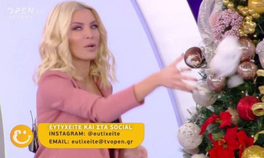 Απίστευτο! Η Καινούργιου πέταξε on air τα στολίδια από το δέντρο γιατί τα θεώρησε... γκαντέμικα