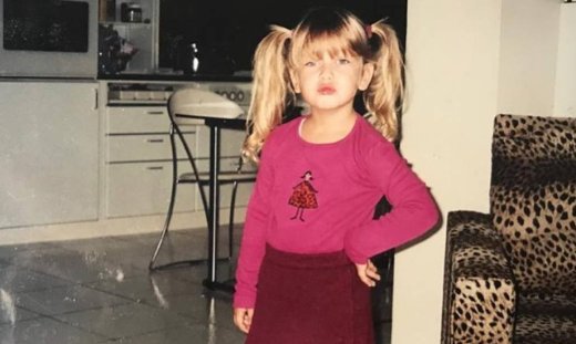 Αναγνωρίζετε το κοριτσάκι της φωτογραφίας; Είναι σήμερα γνωστή Ελληνίδα ηθοποιός! (Photos)