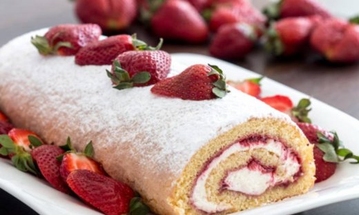 Χριστούγεννα δίχως κορμό στο τραπέζι δεν γίνεται! Φραουλένιος κορμός με κρέμα (vid)