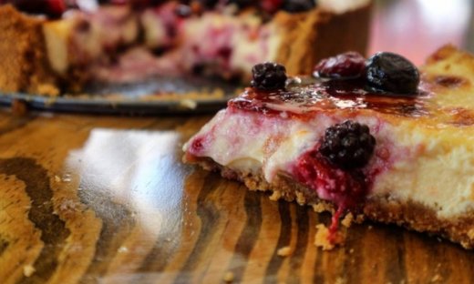 Cheesecake με riccota και σάλτσα από βατόμουρα