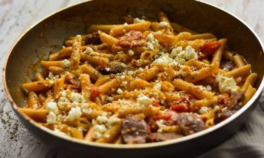 Πένες με λουκάνικο και φέτα