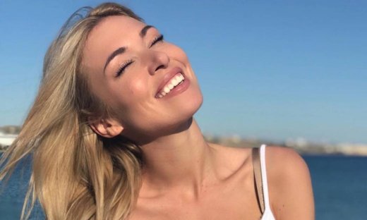 GNTM: Η Μικάελα Φωτιάδη στόλισε το δέντρο με τον γιο της και πόζαρε με τον νεότατο μπαμπά της