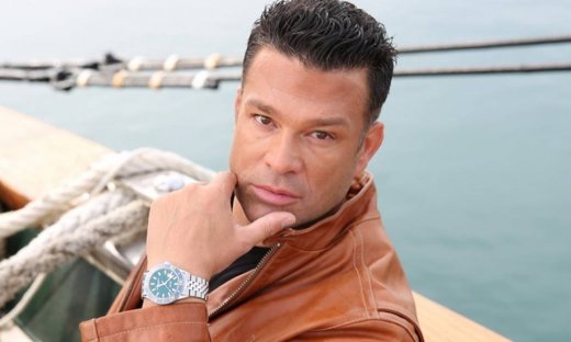 Ο Κώστας Σόμμερ μας «συστήνει» την κούκλα μαμά του