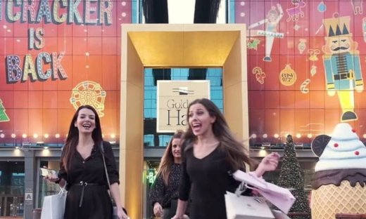 Shopping Therapy: Oι Queenettes βρίσκουν τη χαρά στα χριστουγεννιάτικα ψώνια στο Golden Hall