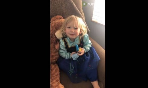 Αξιολάτρευτη η μικρή! Δείτε την να προσπαθεί να πει τη λέξη «Χριστούγεννα»!