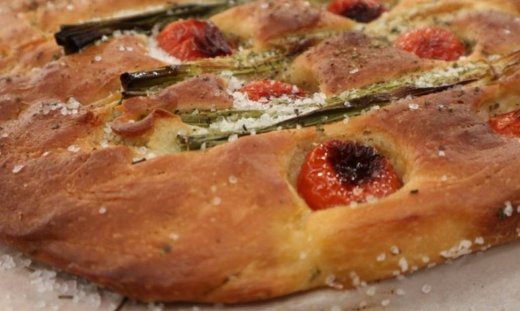 Φοκάτσια με φρέσκα κρεμμυδάκια και ντοματίνια