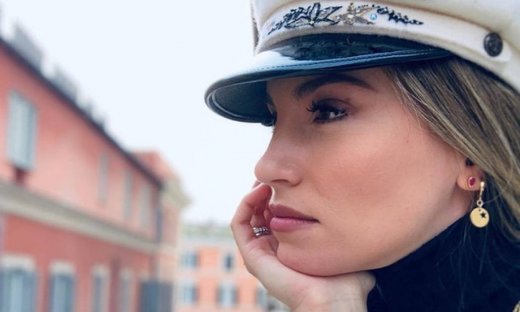 Η Αθηνά Οικονομάκου μας δείχνει πώς να είμαστε σέξι, ακόμη και αυτές τις κρύες μέρες