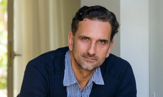 Νίκος Ψαρράς: Μιλά για τον ρόλο στη «Γυναίκα χωρίς όνομα» και αποκαλύπτει πώς προέκυψε η συνεργασία