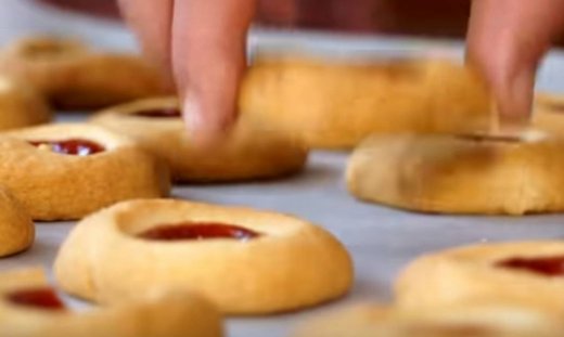 Χριστουγεννιάτικα μπισκότα με μαρμελάδα από κράνα