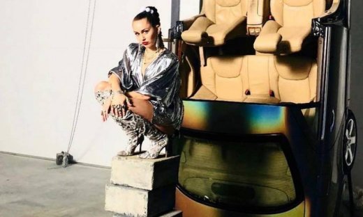 Το χριστουγεννιάτικο τραγούδι της Miley Cyrus το γνωρίζεις καλά και θα σε συγκινήσει