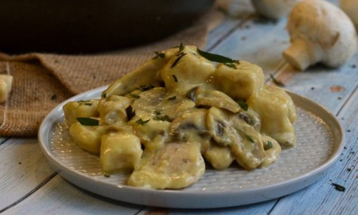 Σπιτικά νιόκι με σάλτσα μουστάρδας και κοτόπουλο