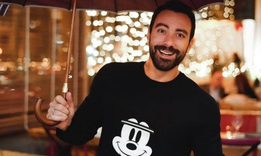 Σάκης Τανιμανίδης: Δείτε τον στην κουζίνα να μαγειρεύει με τη μητέρα του